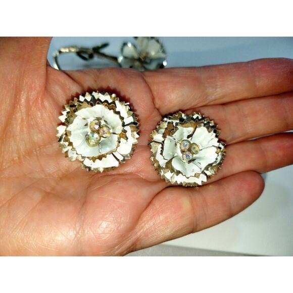 Vintage White Enamel Flower Brooch & Clip Earrings Set Gold Tone AB Rhinestones - Picture 9 of 10